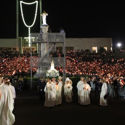 Botschaft von Fatima „erleuchtet den Glauben, das Leben der Kirche und die Geschichte der Welt”, sagt Kardinal Angelo Bagnasco